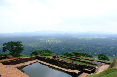 Sri Lanka Seylan Theravada Budizm Doğa tecrübesi Hint Okyanusu 'na kurulmuş gözyaşı damlası şeklindeki adayı deneyimliyor.