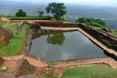 Sri Lanka Seylan Theravada Budizm Doğa tecrübesi Hint Okyanusu 'na kurulmuş gözyaşı damlası şeklindeki adayı deneyimliyor.