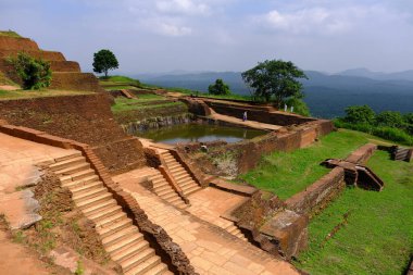 Sri Lanka Seylan Theravada Budizm Doğa tecrübesi Hint Okyanusu 'na kurulmuş gözyaşı damlası şeklindeki adayı deneyimliyor.