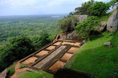 Sri Lanka Seylan Theravada Budizm Doğa tecrübesi Hint Okyanusu 'na kurulmuş gözyaşı damlası şeklindeki adayı deneyimliyor.