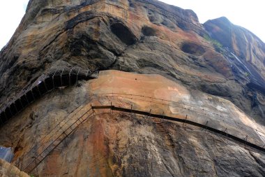 Sri Lanka Seylan Theravada Budizm Doğa tecrübesi Hint Okyanusu 'na kurulmuş gözyaşı damlası şeklindeki adayı deneyimliyor.