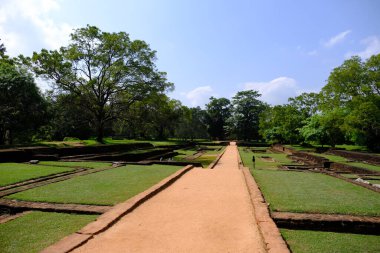 Sri Lanka Seylan Theravada Budizm Doğa tecrübesi Hint Okyanusu 'na kurulmuş gözyaşı damlası şeklindeki adayı deneyimliyor.