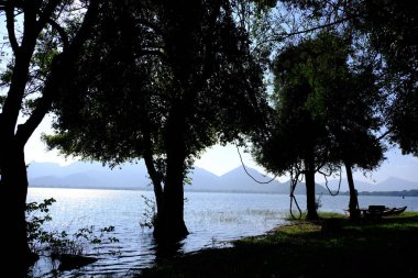 Sri Lanka Seylan Theravada Budizm Doğa tecrübesi Hint Okyanusu 'na kurulmuş gözyaşı damlası şeklindeki adayı deneyimliyor.