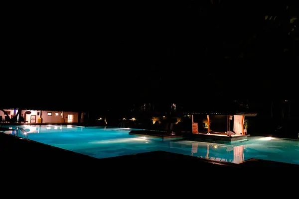 Sri Lanka Seylan Theravada Budizm Doğa tecrübesi Hint Okyanusu 'na kurulmuş gözyaşı damlası şeklindeki adayı deneyimliyor.