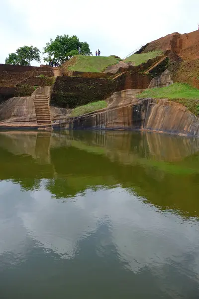 Sri Lanka Seylan Theravada Budizm Doğa tecrübesi Hint Okyanusu 'na kurulmuş gözyaşı damlası şeklindeki adayı deneyimliyor.