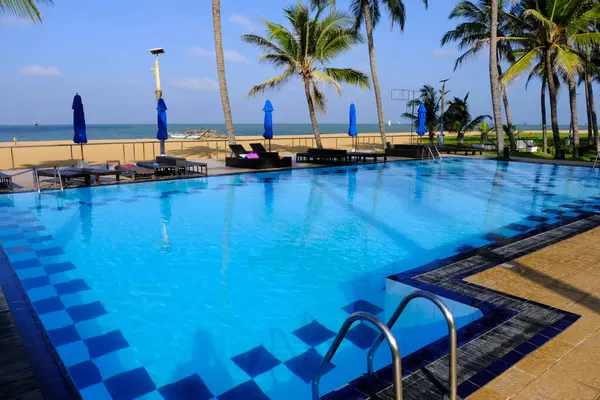 Sri Lanka Seylan Theravada Budizm Doğa tecrübesi Hint Okyanusu 'na kurulmuş gözyaşı damlası şeklindeki adayı deneyimliyor.