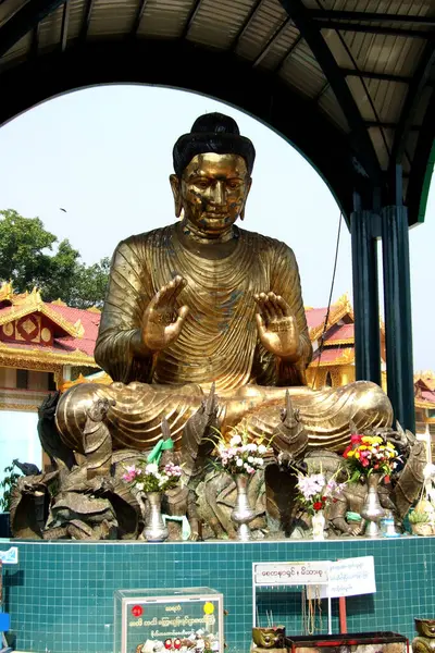 Buda 'nın heykeli, Tayland şehri.