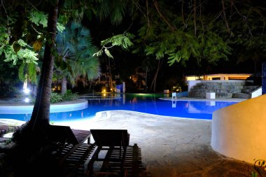 Güzel gece havuzu manzarası