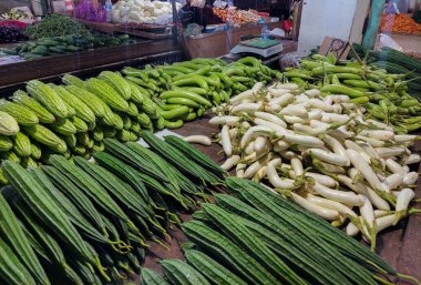  Flamboyan Market 'te sebze satıcıları çeşitli taze patlıcan, gamba, kavun ve diğerleri satıyor..