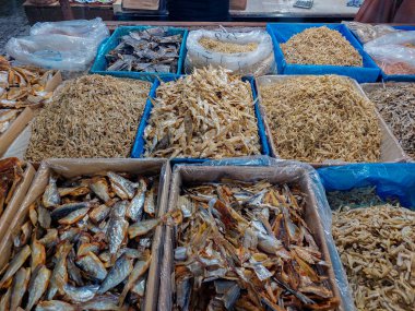 Geleneksel bir pazarda kutularda sergilenen kurutulmuş tuzlu balık.