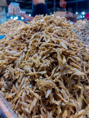 Flamboyan pazarındaki balık tüccarları kutularda servis edilen tuzlu balık çeşitlerini satıyorlar.