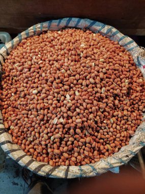 Dairesel bir kabın içindeki fıstıklar yakından görülür.