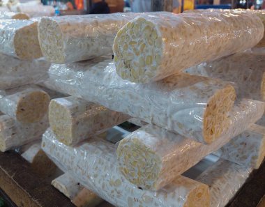 Yemek malzemeleri, Tempeh pazarda satılmaya hazır.