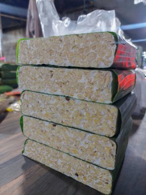 Yemek malzemeleri, Tempeh pazarda satılmaya hazır.