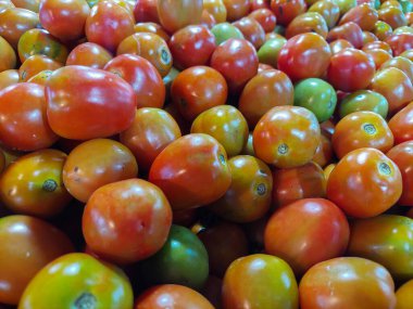 Çeşitli fotoğraf açılarından taze domatesler pazarda.