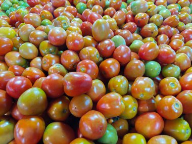 Çeşitli fotoğraf açılarından taze domatesler pazarda.