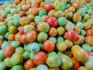 Çeşitli fotoğraf açılarından taze domatesler pazarda.