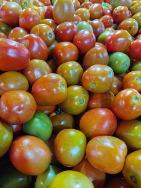 Çeşitli fotoğraf açılarından taze domatesler pazarda.