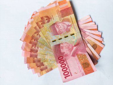 Rupiah banknotları beyaz üst görünümde izole edildi