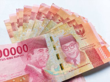 Rupiah banknotları beyaz üst görünümde izole edildi