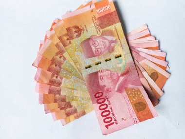 Rupiah banknotları beyaz üst görünümde izole edildi