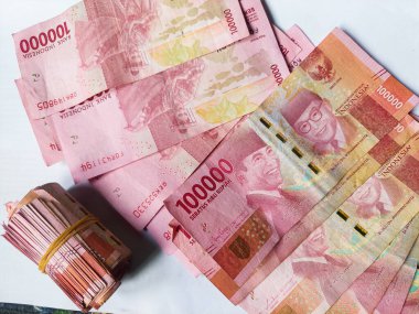 Rupiah banknotları beyaz üst görünümde izole edildi