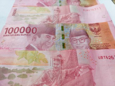Kapat 5 sayfa 100.000 rupiah banknotlar beyaz arka plan görünümü