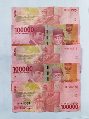 Beş yaprak 100,000 rupiah banknotlar beyaz arka plan görünümü