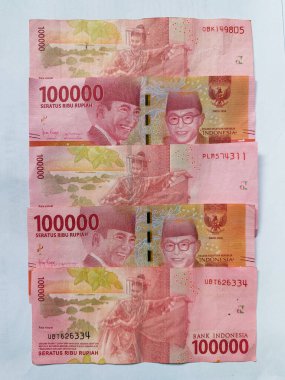 Beş yaprak 100,000 rupiah banknotlar beyaz arka plan görünümü