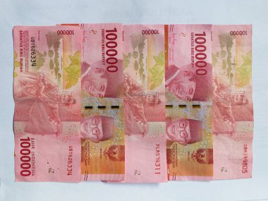 Beş yaprak 100,000 rupiah banknotlar beyaz arka plan görünümü