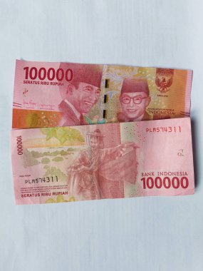 İki sayfa 100.000 rupiah banknot beyaz arka plan görünümü