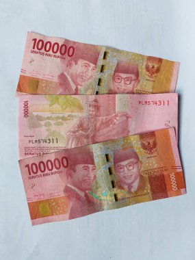 Üç sayfa 100,000 rupiah banknotlar beyaz arka plan görünümü