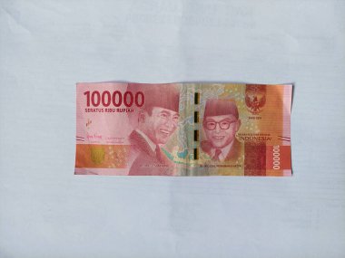 100.000 rupiah beyaz arka plan görüntüsü