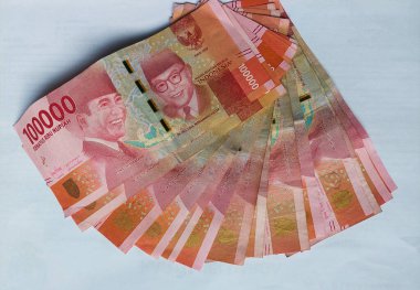 Rupiah banknotları beyaz üst görünümde izole edildi