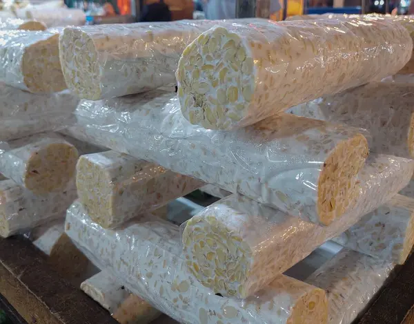 Yemek malzemeleri, Tempeh pazarda satılmaya hazır.