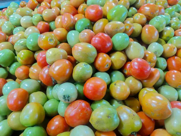 Çeşitli fotoğraf açılarından taze domatesler pazarda.