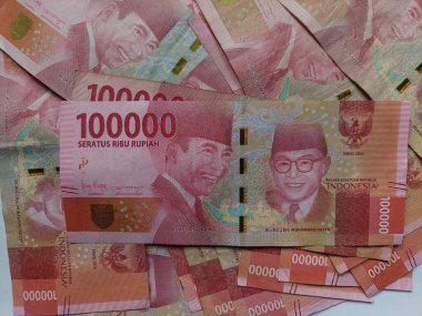 100.000 Rupiah 'lık üst görünüm banknotları