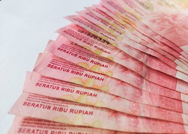 Rupiah banknotları beyaz yakın görüntüde izole edildi