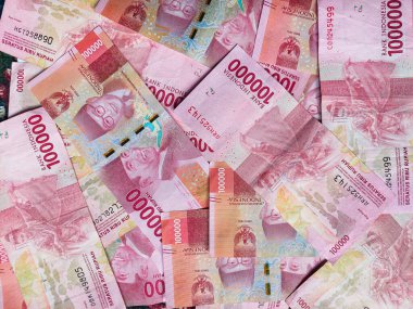 100.000 Rupiah 'lık üst görünüm banknotları