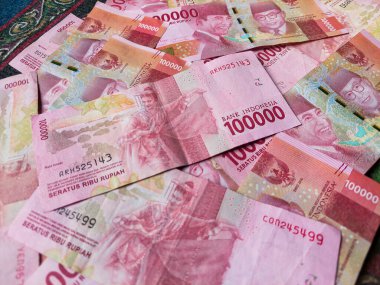 100.000 Rupiah 'lık üst görünüm banknotları