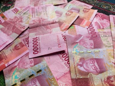 100.000 Rupiah 'lık üst görünüm banknotları