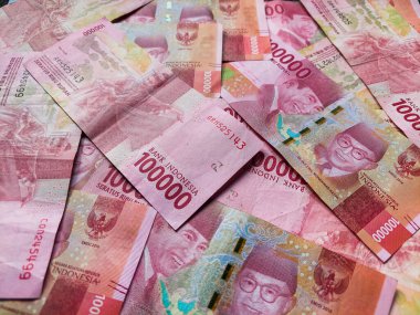 100.000 Rupiah 'lık üst görünüm banknotları