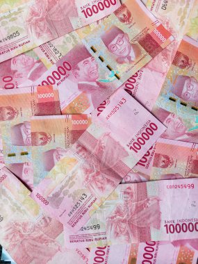 100.000 Rupiah 'lık üst görünüm banknotları