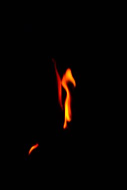 Ateş alevleri siyah zemin üzerinde izole edilmiş, alevlerin hareketi