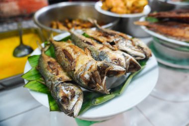 Endonezya yemeği, Padang mutfak büfesi: Hindistan cevizi sütü, kızarmış balık, ızgara balık, sığır eti ve diğer yemekler cam bir vitrinde sergileniyor.