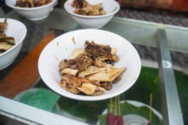 Endonezya yemeği, Padang mutfak büfesi: Hindistan cevizi sütü, kızarmış balık, ızgara balık, sığır eti ve diğer yemekler cam bir vitrinde sergileniyor.