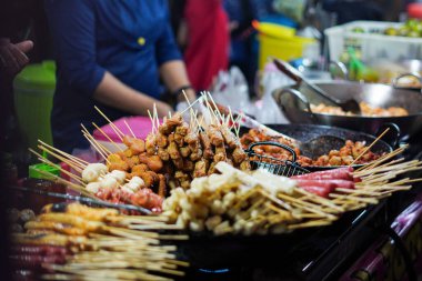 Endonezya 'da sokak yemeği, ızgara yemek, satay, sosis şiş, börek ve köfte.