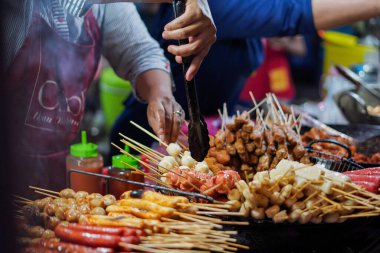 Endonezya 'da sokak yemeği, ızgara yemek, satay, sosis şiş, börek ve köfte.