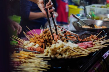 Endonezya 'da sokak yemeği, ızgara yemek, satay, sosis şiş, börek ve köfte.