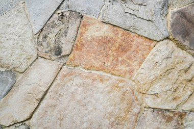 Doğal granit duvar. Kaba doğal taş. Krem rengi tuğla kaplama duvar dokusu arkaplanı.